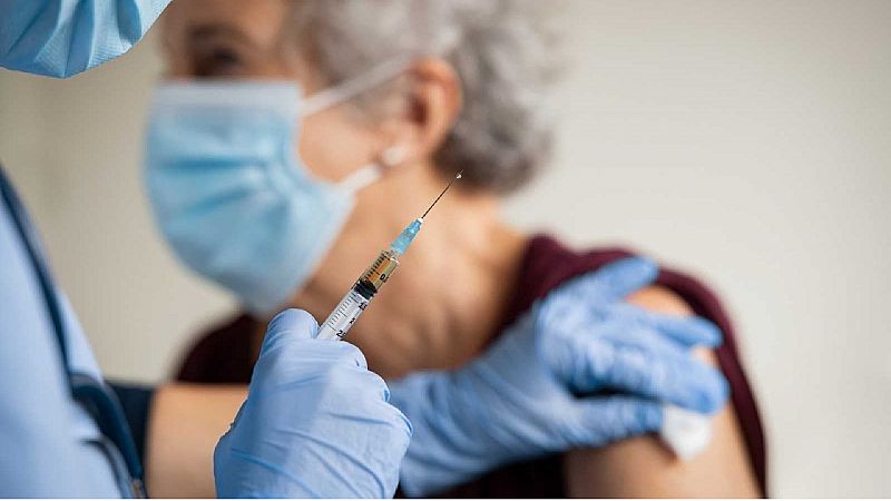 Castilla-La Mancha completará esta semana la primera fase de vacunación: residencias y sanitarios
