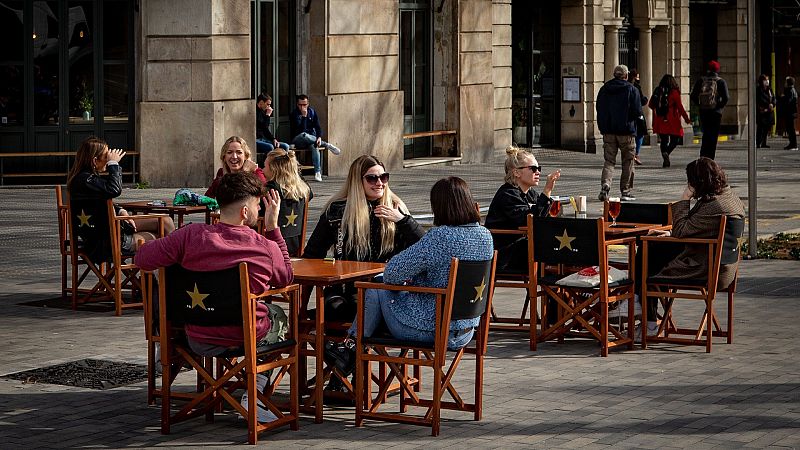 Cataluña y Madrid flexibilizan las restricciones pese a la alta incidencia