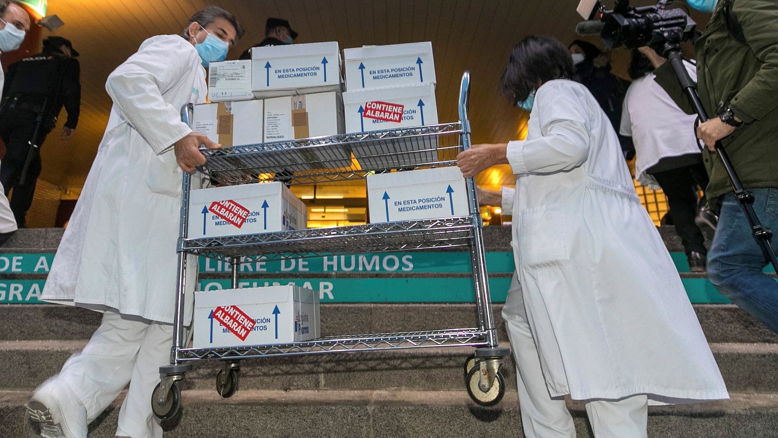 Las primeras dosis de AstraZeneca llegan a las comunidades autónomas - Telediario 1 | Ver