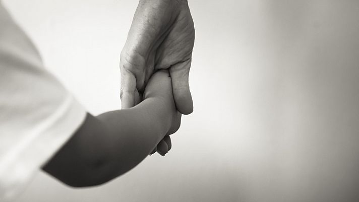 Países Bajos suspende temporalmente las adopciones internacionales de niños por irregularidades