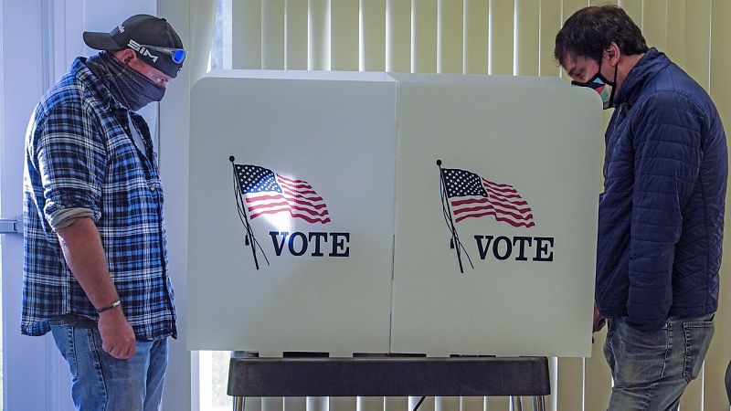 Las empresas de las máquinas de votación de Estados Unidos ponen demandas millonarias por difamación