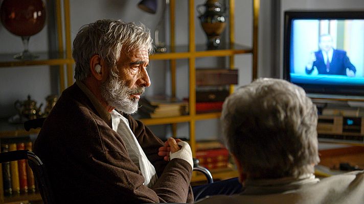 Cuéntame cómo pasó - Herminia con la televisión a todo trapo