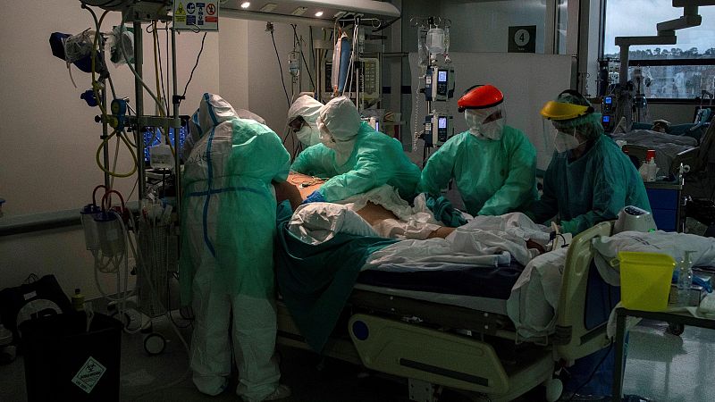 España registra récords de fallecidos en la tercera ola de la pandemia