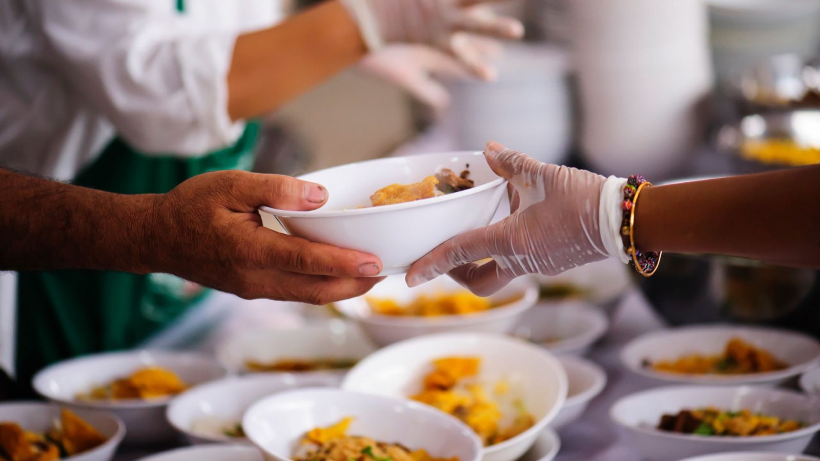 Colas de cientos de estudiantes en Francia a la espera de un plato de comida