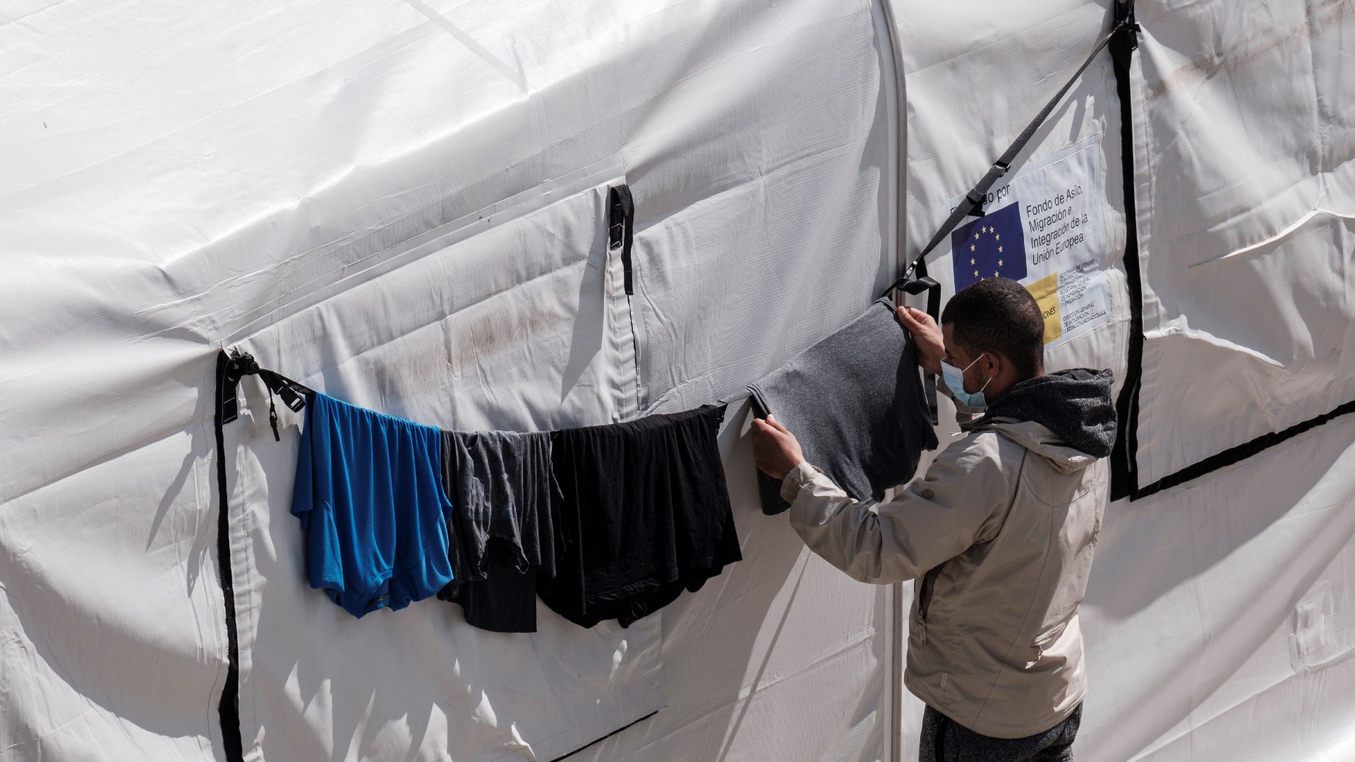 Un Centenar De Migrantes Protestan En Canarias Por Las Malas ...