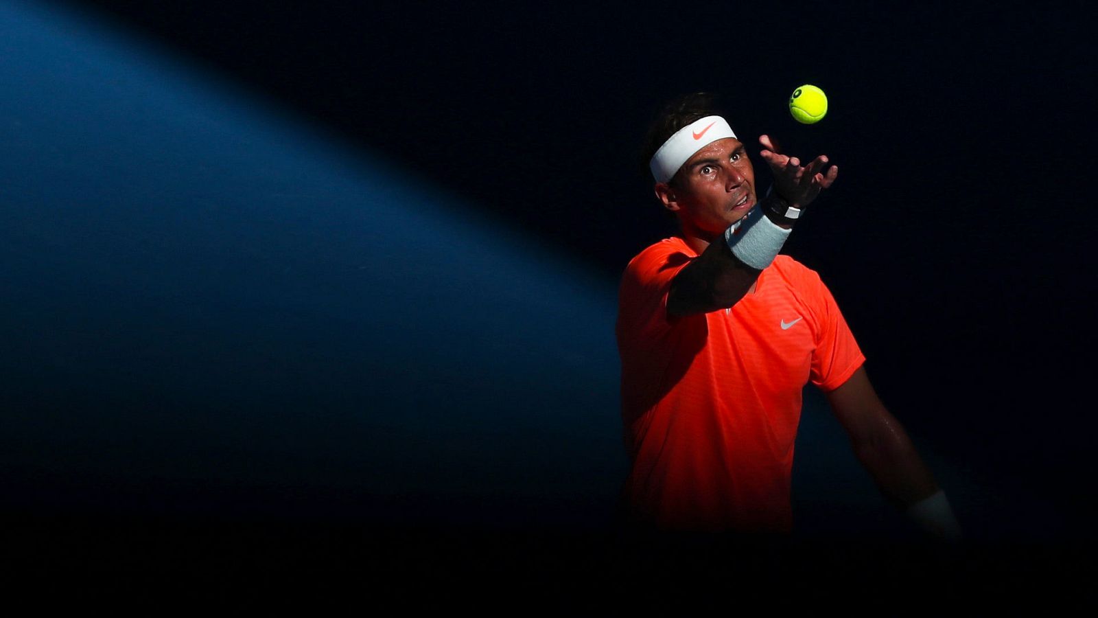 Nadal cambia su saque por los problemas de espalda | Ver