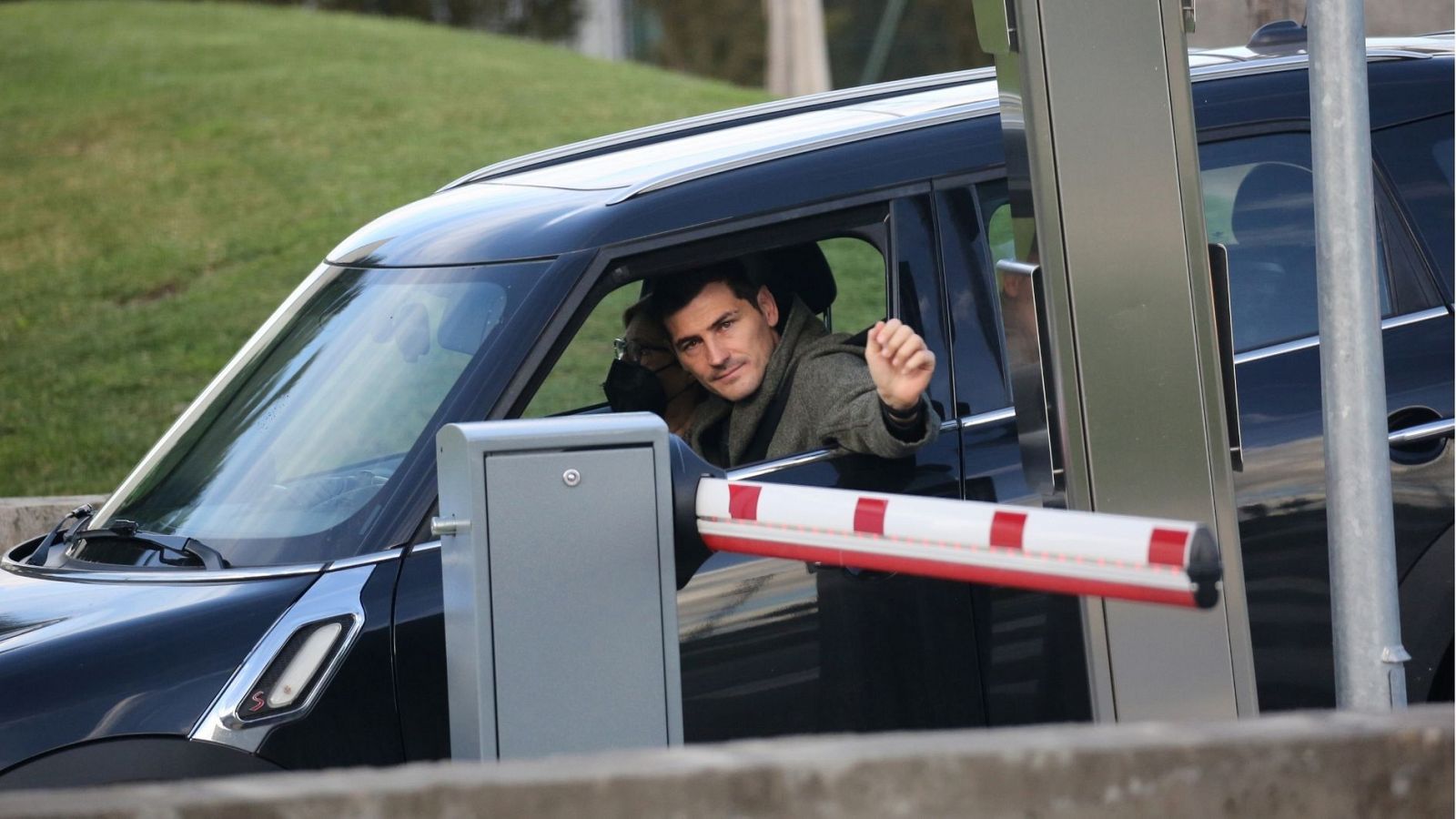 Iker Casillas acude al hospital donde se encuentra Sara Carbonero