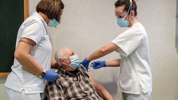 Madrid pide elevar a 65 años la edad para recibir la vacuna de Astra Zeneca