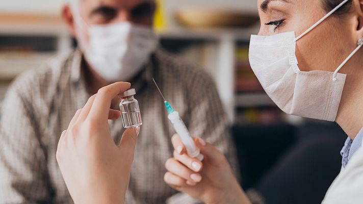 Telediario 1 - La vacuna de AstraZeneca no se pondrá a inmunodeprimidos