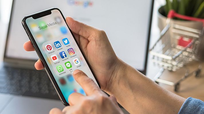 Telediario 1 - Los españoles pasan casi dos horas al día en las redes sociales