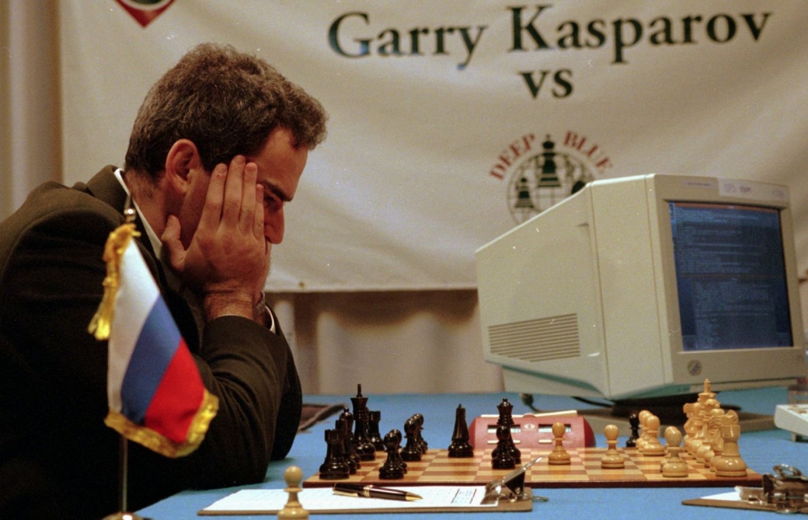 Kasparov en Martelli, Kasparov juega partidas simultaneas d…