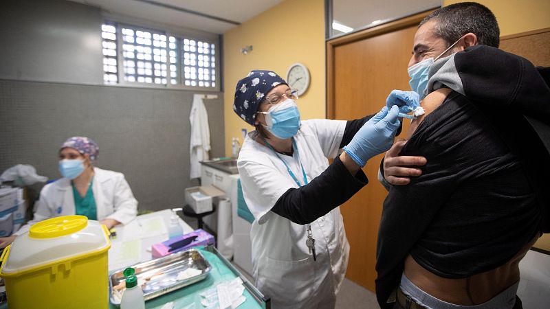 Coronavirus - ¿Cuándo se vacunará el resto de los trabajadores esenciales? - RTVE.es - Telediario 1 | Ver