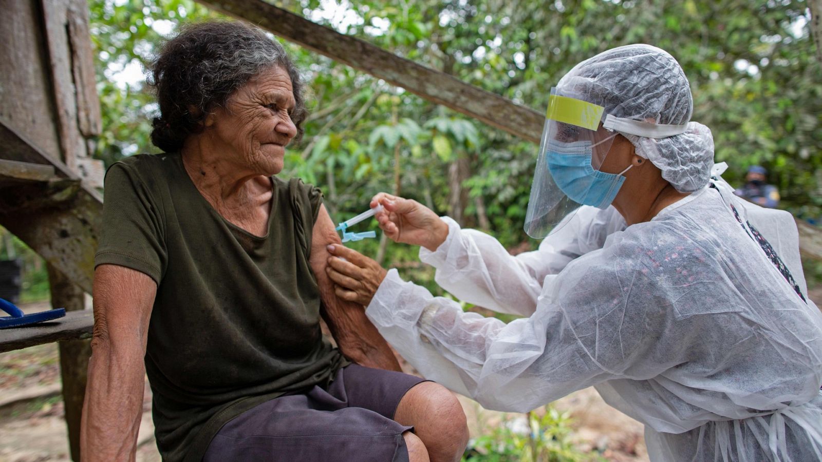 La cepa brasileña de COVID-19 causa estragos en el estado de Amazonas