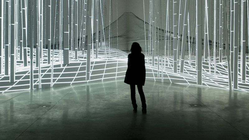 El artista Joanie Lemercier nos invita a recorrer sus "paisajes de luz" en Madrid