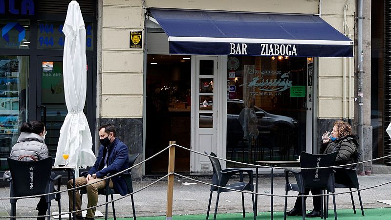 País Vasco reabre sus bares por decisión judicial, pero los expertos recuerdan que esa restricción funciona