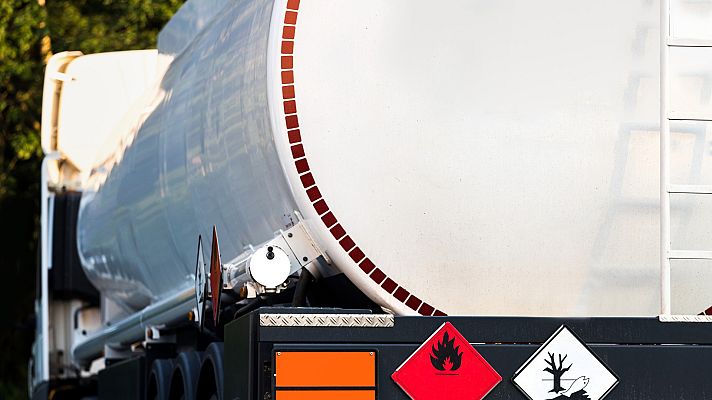 Telediario 1 - Buscan en Texas un camión cisterna blanco con 80 migrantes en su interior tras una llamada a la policía desde el interior: "Nos morimos"