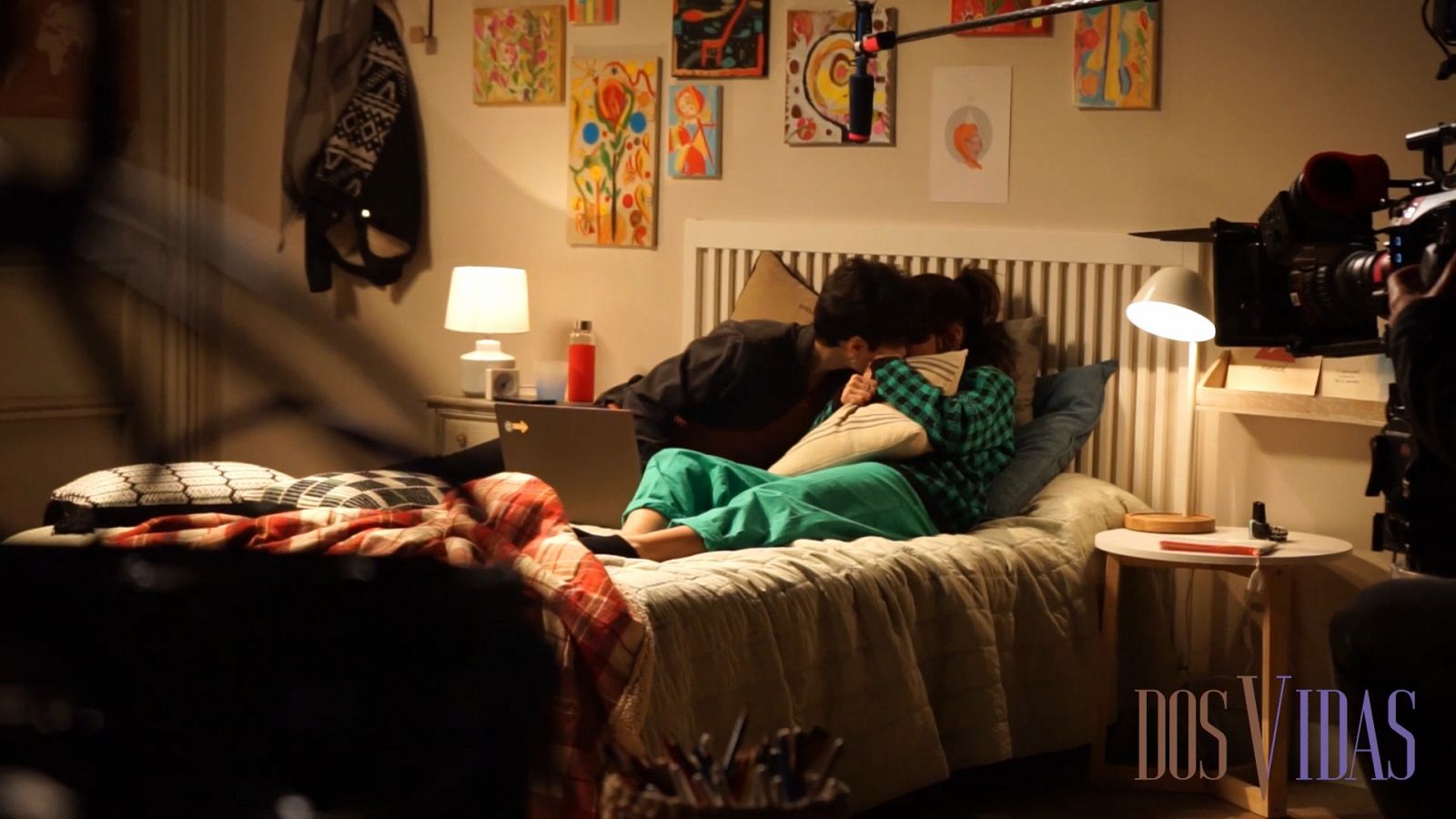 Gloria Camila y Kenai White durante la secuencia del beso en la serie Dos Vidas