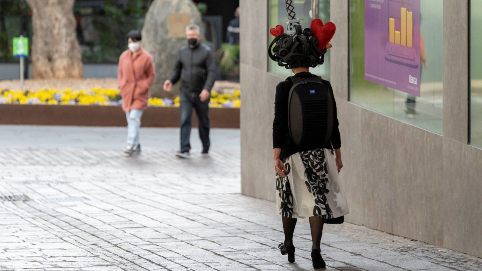 Al trabajo con peluca para celebrar el no Carnaval en Santa Cruz de Tenerife- RTVE.es | Ver