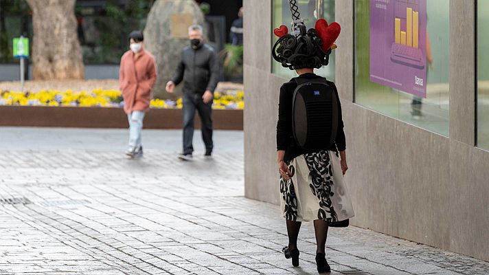 Telediario 1 - Al trabajo con peluca para celebrar el no Carnaval en Santa Cruz de Tenerife