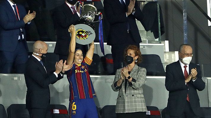 Fútbol - Vicky Losada, capitana del Barça, recibe la Copa de la Reina de manos de una enfermera