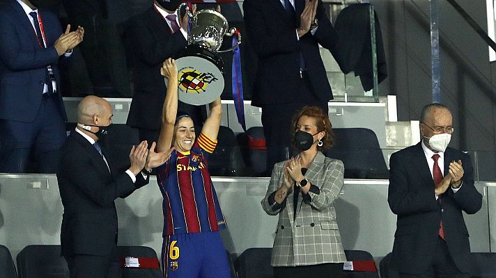 Vicky Losada, capitana del Barça, recibe la Copa de la Reina de manos de una enfermera