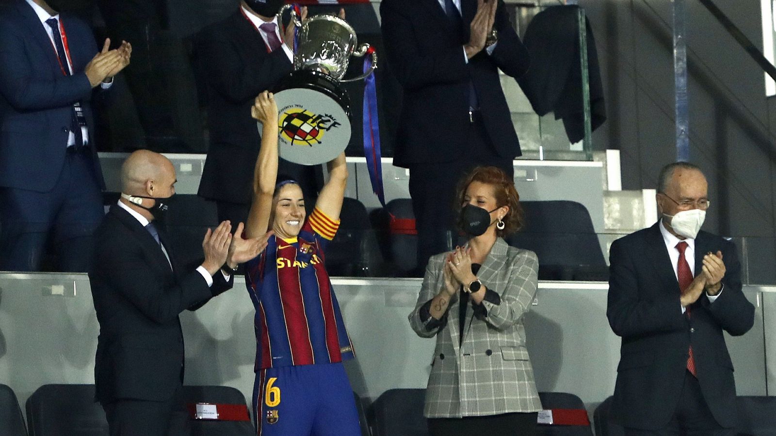 Vicky Losada, capitana del Barça, recibe la Copa de la Reina de manos de una enfermera