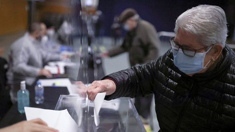 Los mayores que viven en residencias acuden a votar: "Es el primer d�a que voy a salir"