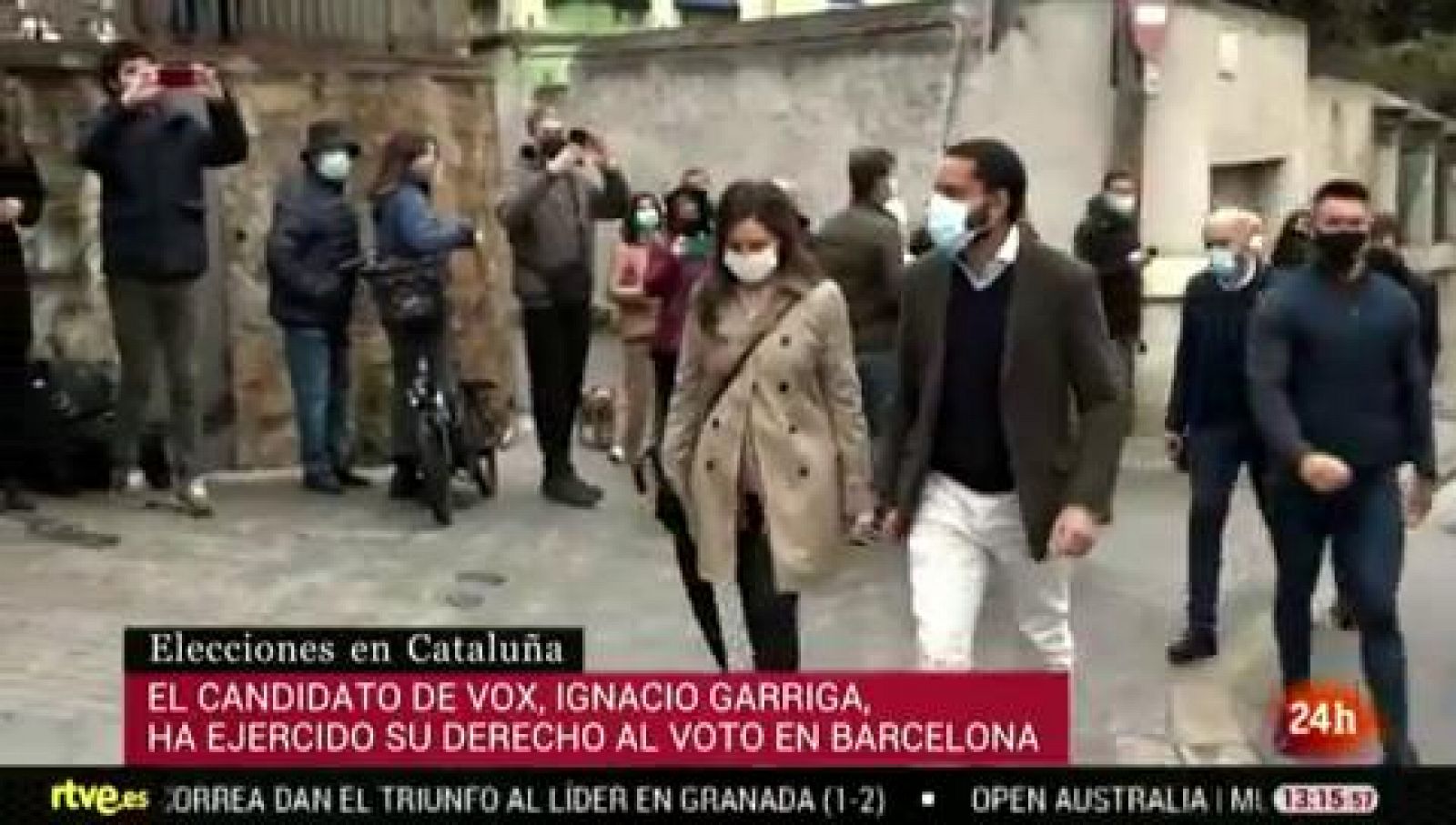 Las activistas de Femen protestan contra Garriga frente a su colegio electoral