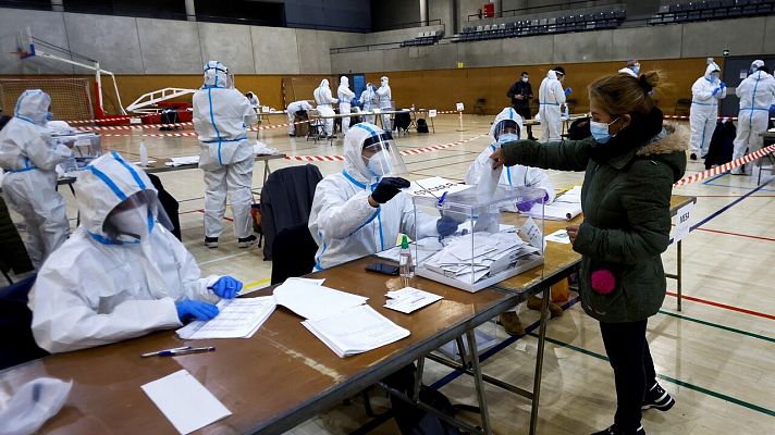 Los miembros de las mesas electorales, protegidos por EPIS durante la franja de voto recomendada para positivos