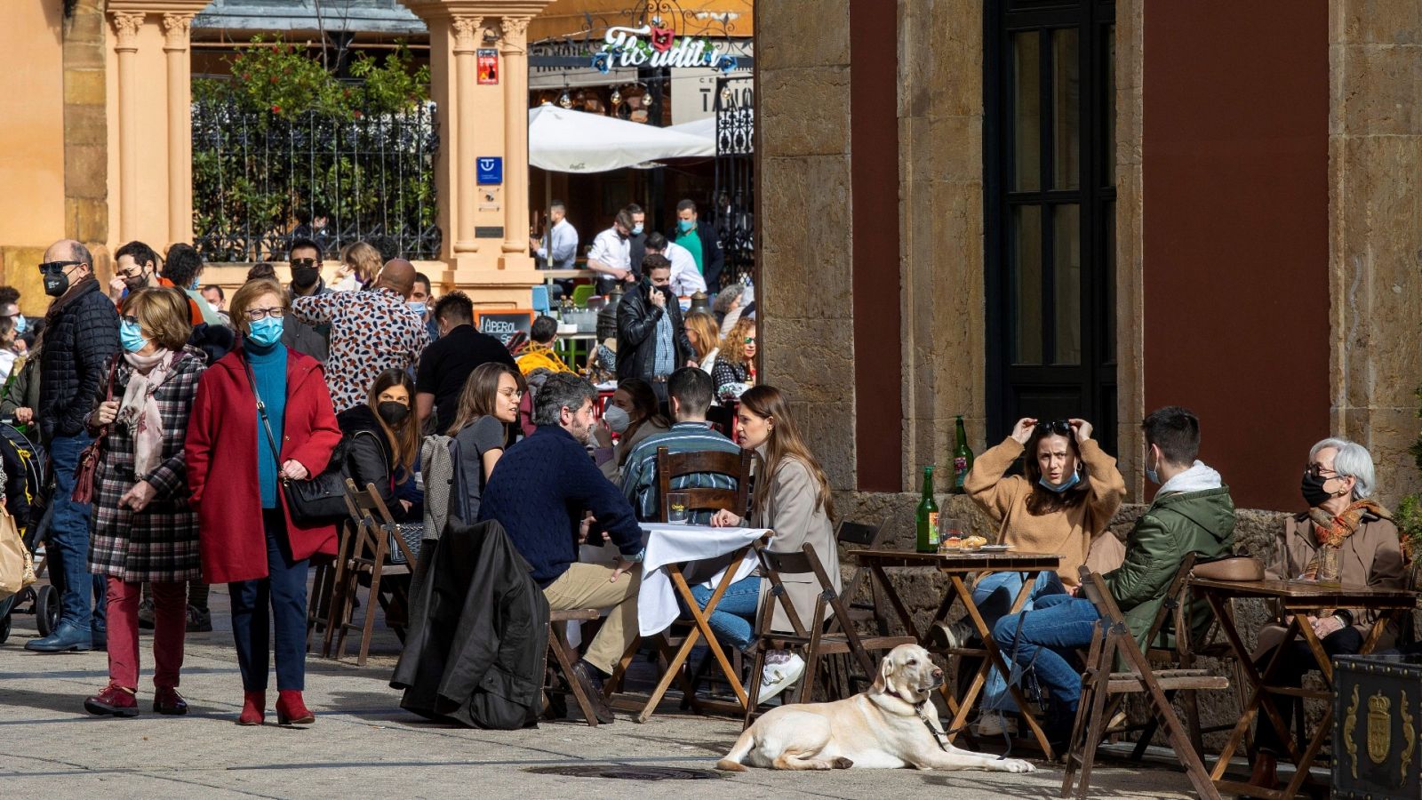 La fatiga pandémica, las medidas cambiantes y el buen tiempo hacen que los ciudadanos se relajen frente al riesgo de contagio
