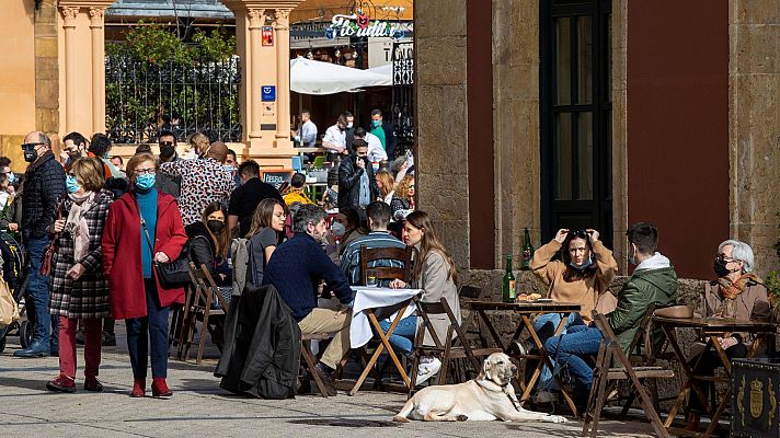 La fatiga pandémica, las medidas cambiantes y el buen tiempo hacen que los ciudadanos se relajen frente al riesgo de contagio