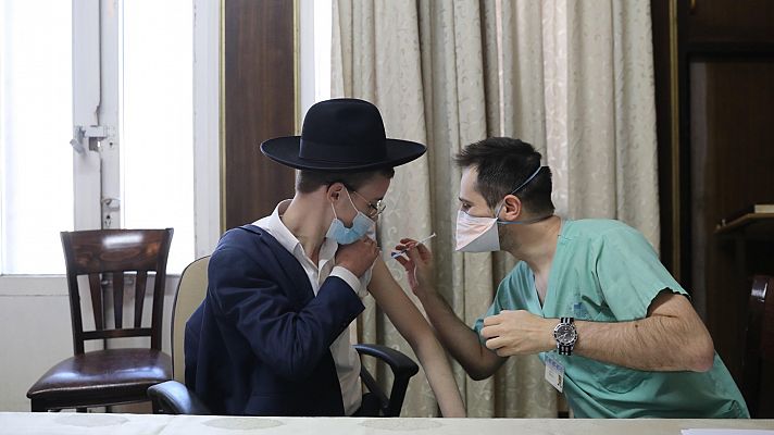 Telediario 1 - Un estudio israelí confirma la eficacia de la vacuna de Pfizer y señala que logra reducir un 94% los casos sintomáticos