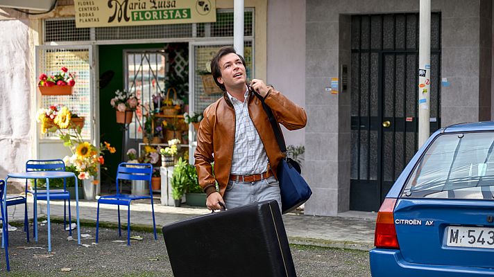 Cuéntame cómo pasó - Jorge llega al barrio y se cruza con María