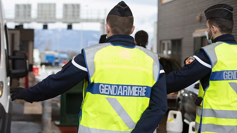 Un periodista francés se infiltra en la policía para denunciar los abusos de los agentes galos