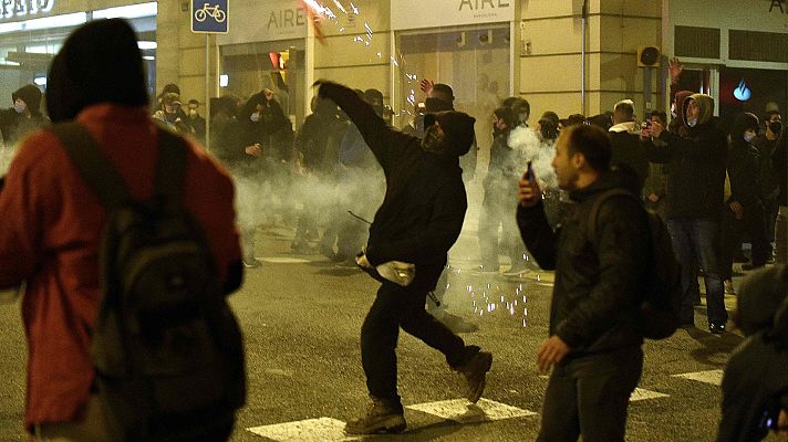 Telediario 1 - Altercados entre manifestantes y policía en varias ciudades de Cataluña por la detención de Hasel