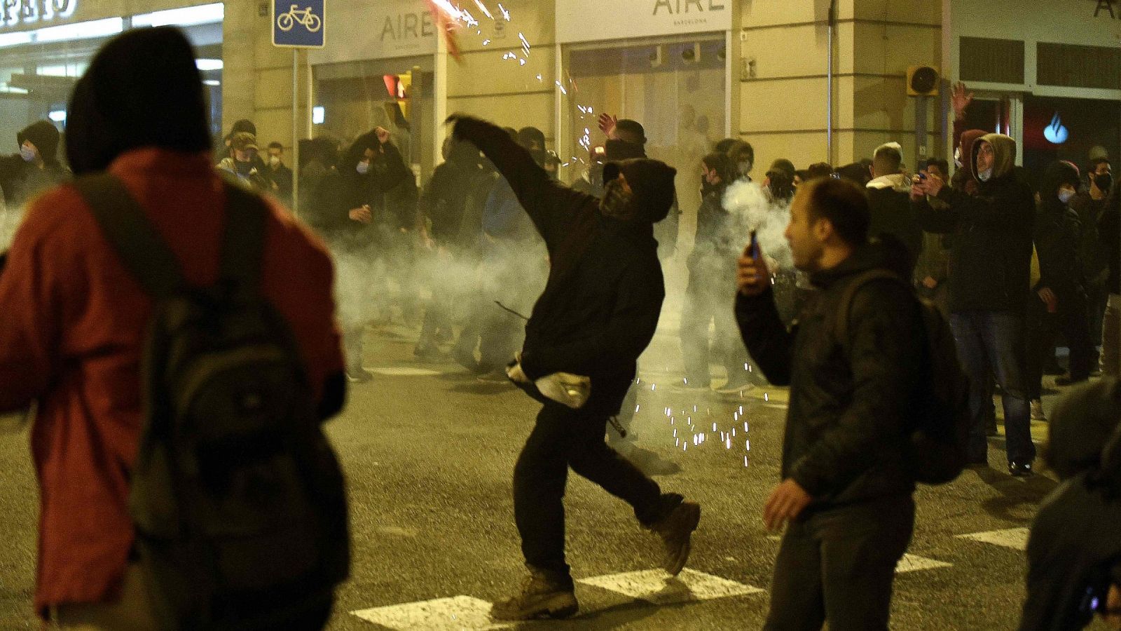 Altercados entre manifestantes y policía en varias ciudades de Cataluña por la detención de Hasel