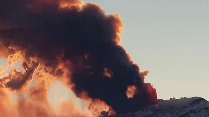 El Etna entra en erupción: ha levantado una columna de humo 