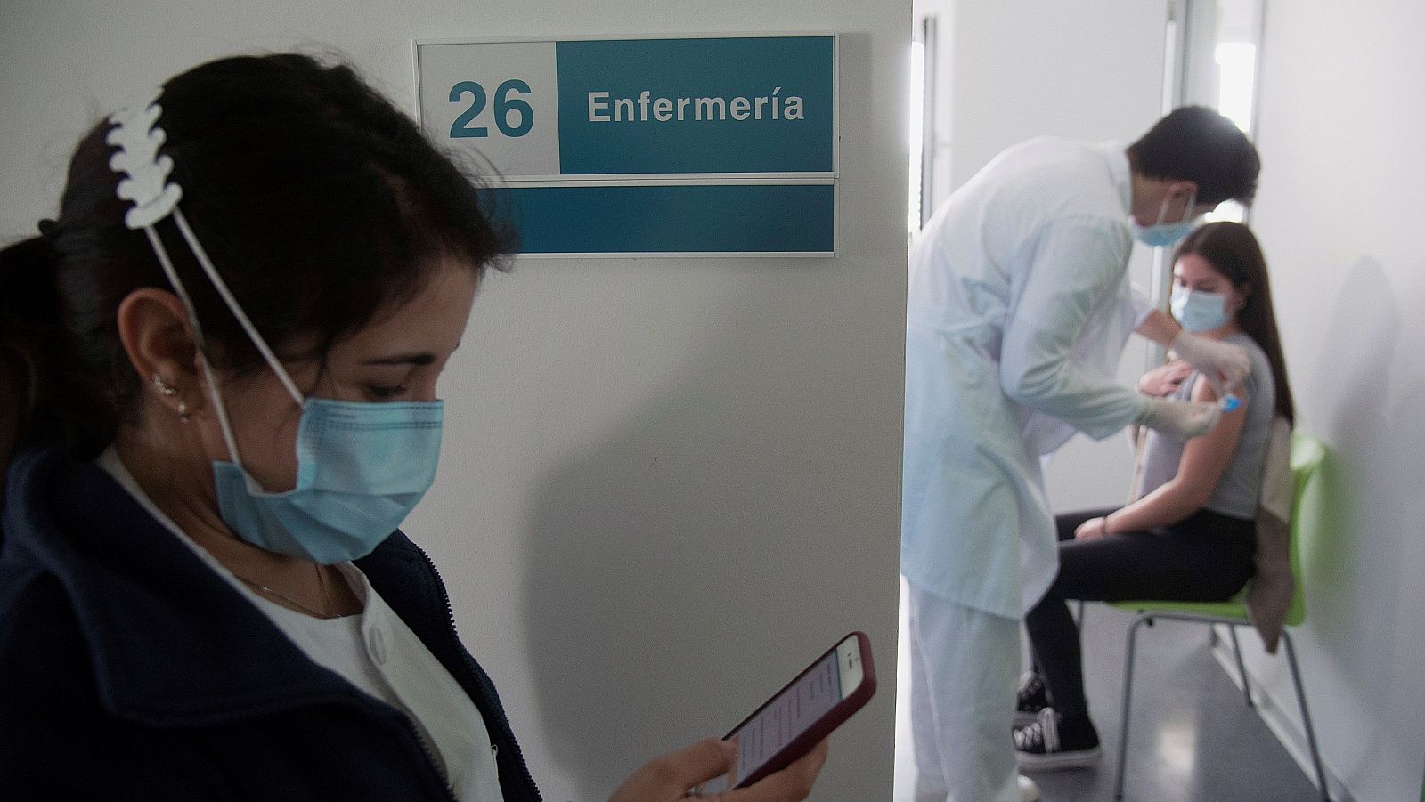 Coronavirus - Sanidad vacunará contra la COVID por edad e incluye la franja de 45 a 54 años - RTVE.es - Telediario 1 | Ver