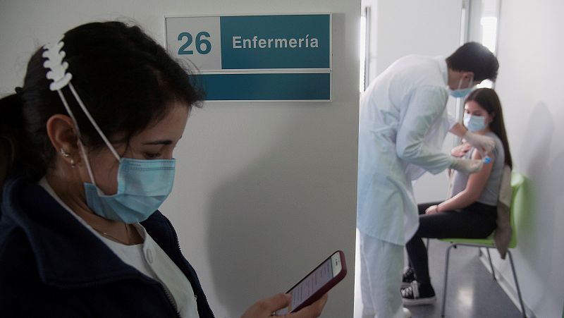Coronavirus - Sanidad vacunará contra la COVID por edad e incluye la franja de 45 a 54 años - RTVE.es - Telediario 1 | Ver