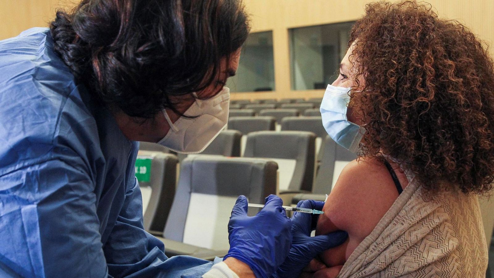 Coronavirus | Darias asegura que "las personas con patologías de alto riesgo no van a seguir criterios etarios" de vacunación