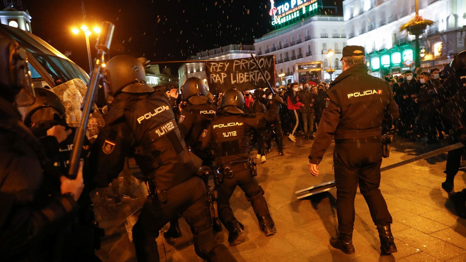 La Policía carga contra asistentes en la concentración en Madrid en apoyo a Pablo Hasel