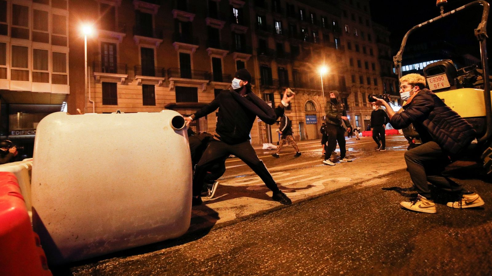 Cargas en Madrid y segunda noche de disturbios en Cataluña en las protestas en apoyo a Hasél