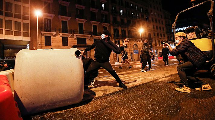 Telediario 1 - Cargas en Madrid y segunda noche de disturbios en Cataluña en las protestas en apoyo a Pablo Hasél