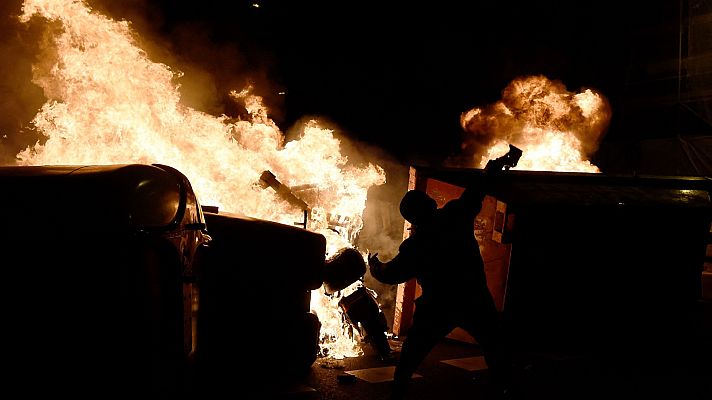 Tensión entre policías y manifestantes en la tercera jornada de protestas en Barcelona en apoyo a Pablo Hasel