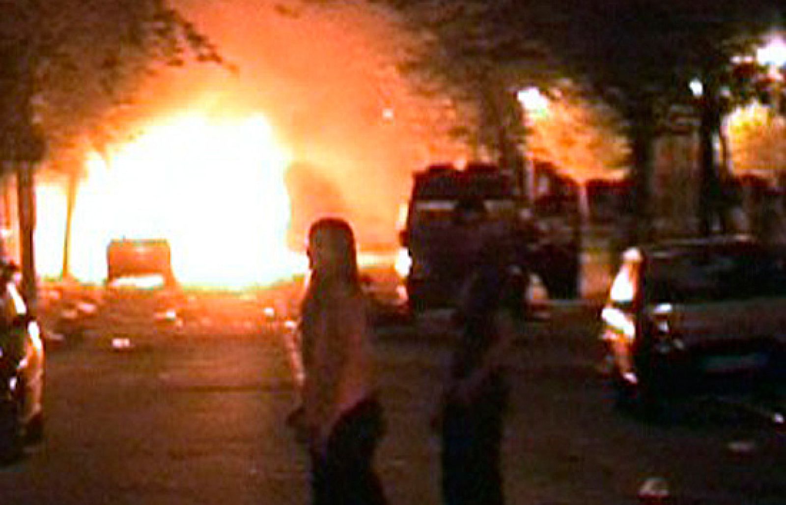 Un grupo de jóvenes se enfrentó con la policía la madrugada del domingo, después de que los agentes intentaran impedir que continuaran haciendo botellón en la localidad madrileña de Pozuelo. Al menos 20 personas fueron detenidas, entre ellos siete menores, por desórdenes públicos, atentado a la autoridad y daños en el mobiliario urbano.