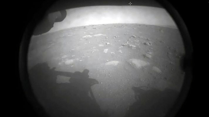 Telediario 1 - El rover Perseverance ya ha mandado los primeros sonidos e imágenes del planeta rojo tras las primeras horas en Marte