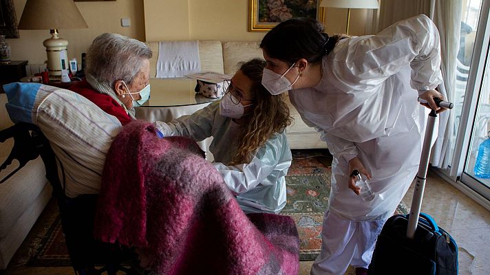 Telediario 1 - Vacunación de la COVID-19 a domicilio para los grandes dependientes