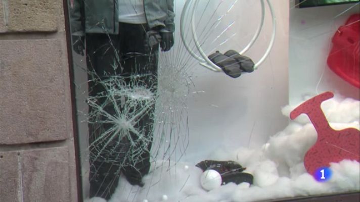 L'Informatiu - La quarta nit d'aldarulls per l'empresonament de Pablo Hasél deixa un balanç de sis ferit i quatre detinguts