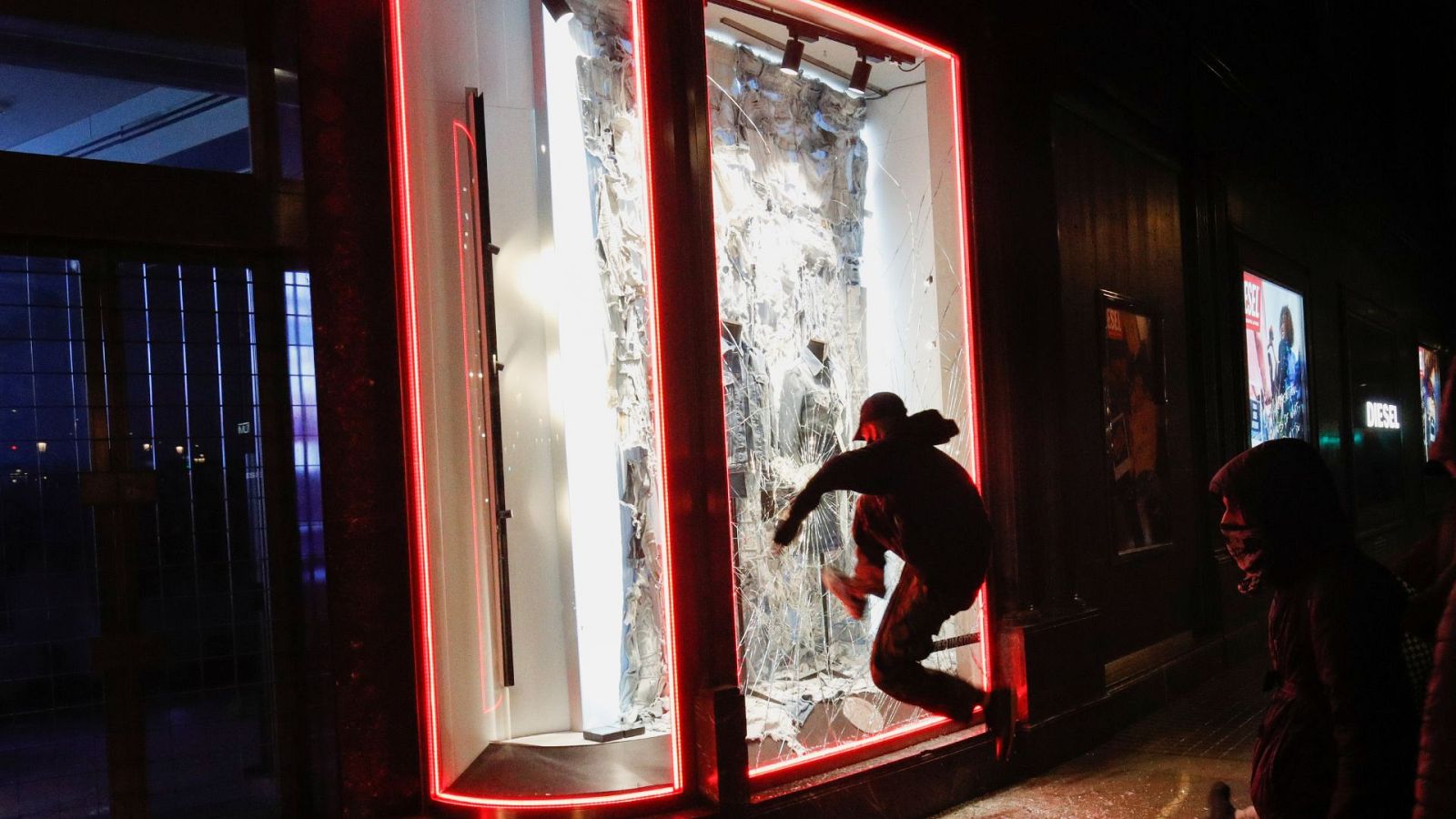 Nuevos incidentes en Barcelona en las protestas a favor de Hasel - Informativo 24h | Ver