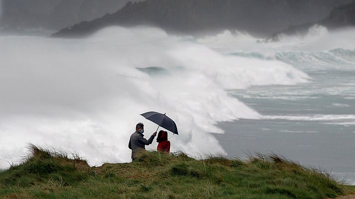 Telediario 1 - La borrasca Karim deja fuertes lluvias e intensos vientos en Galicia